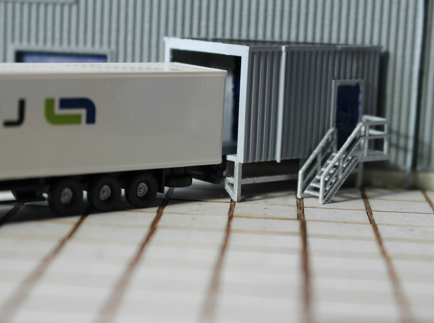 N Angular Loading Dock Right +stairs
