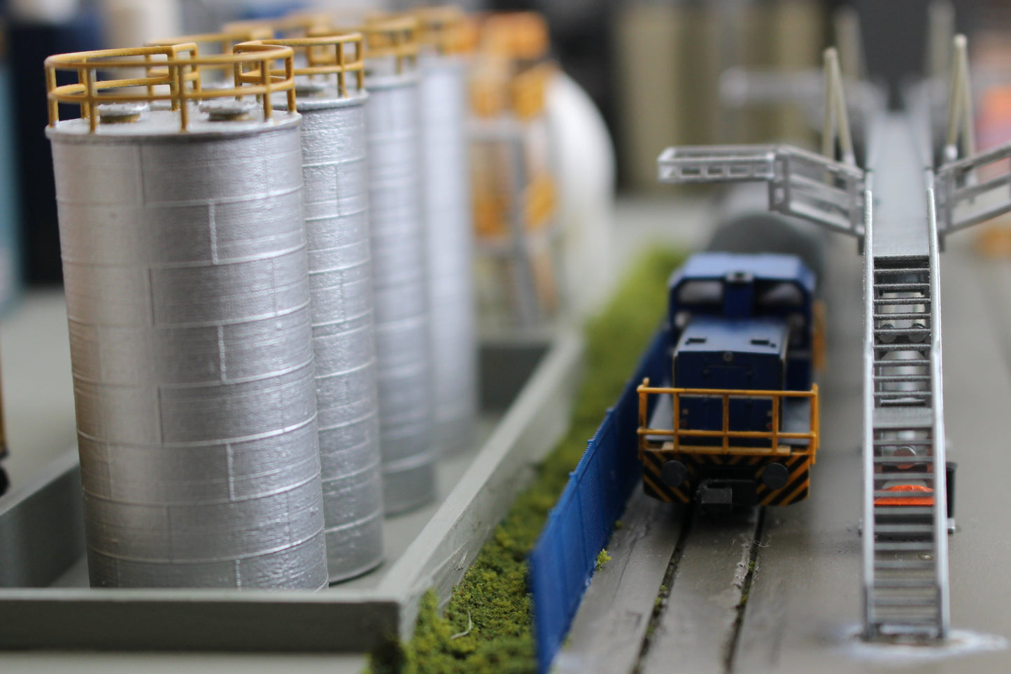 N Scale Chemical Plant Walkway 4 Tanks