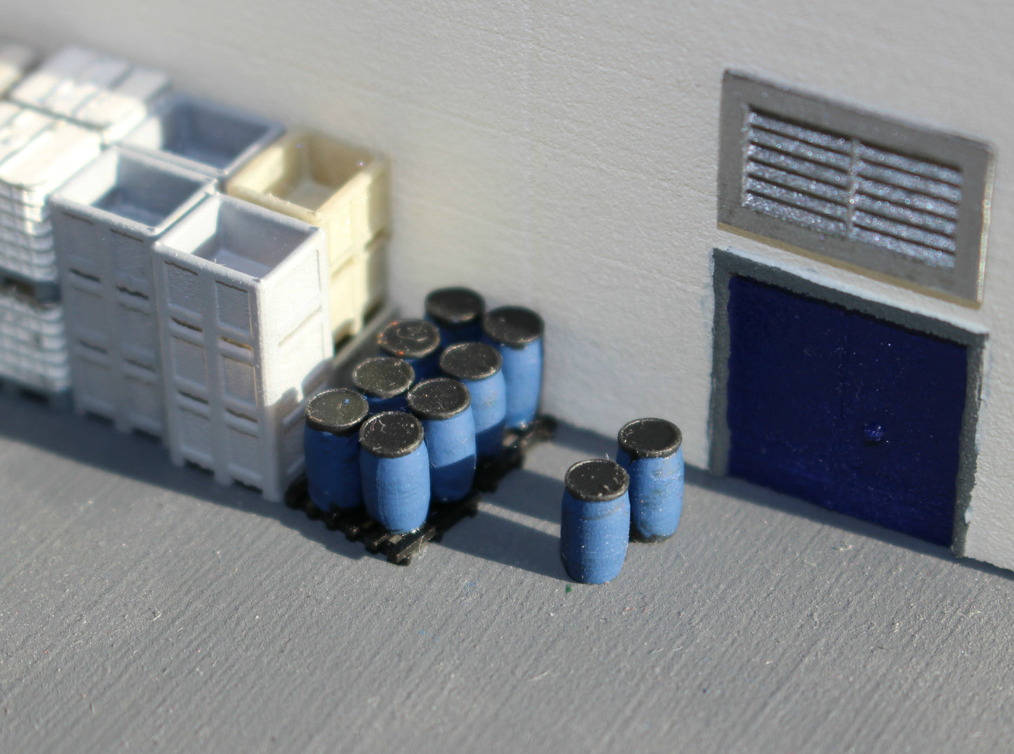 N Scale Blue Barrels 12pc