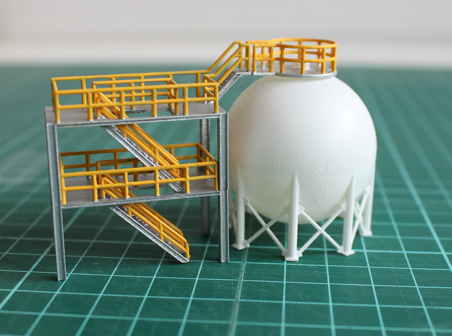 N Scale Spherical Tank + Walkway